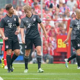 Xabi Alonso und Nachwuchsspieler Felix GÃ¶tze im taktischen GesprÃ¤ch wÃ¤hrend des Testspiels des FC Bayern MÃ¼nchen beim SV08 Lippstadt