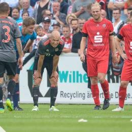 Arjen Robben vom FCB Bayern MÃ¼nchen scheidet verletzt bei einem Testspiel in Lippstadt aus