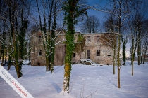 StÃ¶rmeder Schloss nach ersten Forstarbeiten vor dem Umbau in einer Vollmondnacht