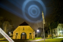 Eine Lichtwerbung erhellt den StÃ¶rmeder Himmel