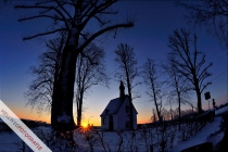 Sonnenaufgang an der Kapelle am Ortseingang