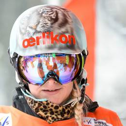 Julie Zoog (SUI) kurz vor dem Start zur Qualifikation zum Weltcup-Finale im Snowboard-Parallelslalom in Winterberg