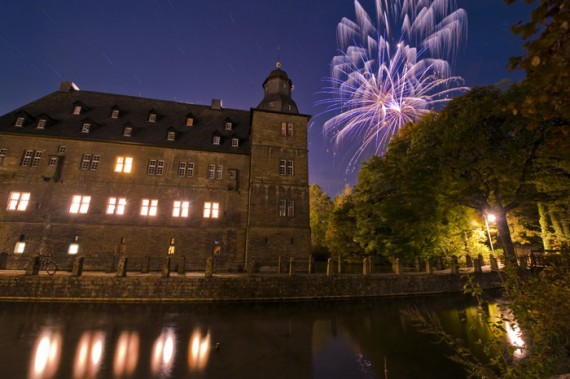 Nach der letzten Rakete des Feuerwerkes musste diese Aufnahme noch 9 Minuten belichtet werden, damit in der Dunkelheit das Gemäuer des Schlossgebäudes sichtbar wird.