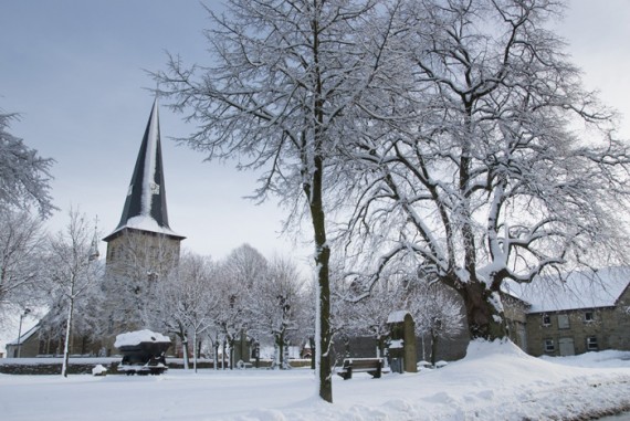 Friedlich sieht es derzeit in Berge aus. Die Baustelle an der Berger Straße in Erwitte (wir berichteten) reduziert dieser Tage die Ortsdurchfahrten, sodass die Ruhe der Winterimpressionen gut zur Geltung kommt. Die SchneefÃ¤lle von Donnerstagnacht deckten sogar die BÃ¤ume noch einmal komplett ein.