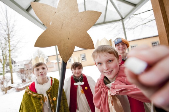 Nach dem Gottesdienst in der Störmeder St. Pankratius Kirche werden die Sternensinger des Pastoralverbandes Geseke Land ausgesendet.