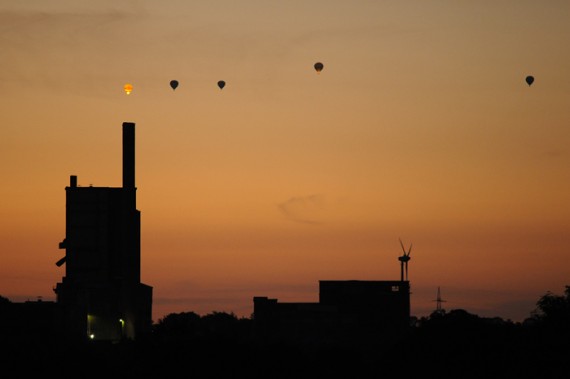 Wer Sonntagmorgen früh vor Sonnenaufgang auf den Beinen war, traute seine Augen kaum: Über Geseke konnte man 5 Teilnehmer der Warsteiner Montgolfiade sehen, die zu einer Nachtfahrt angetreten waren. Das Besondere daran ist, dass die Ballone vor dem Einsetzen der Dämmerung starten. In diesem schwachen Licht leuchten dann auch deren Hüllen bei der Fahrt wie beim Nightglow am Boden.