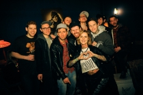 Aufbau West feiert nach Konzert im Privatclub Berlin