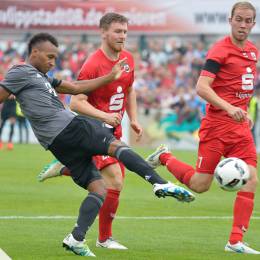 Julian Green vom FCB Bayern setzt sich bei einem Testspiel in Lippstadt gegen seine Gegner durch