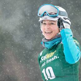 Selina JÃ¶rg (GER) freut sich nach dem Zieleinlauf Ã¼ber ihren zweiten Platz im Finallauf des Parallelslalom-Weltcups der Snowboarderinnen in Winterberg